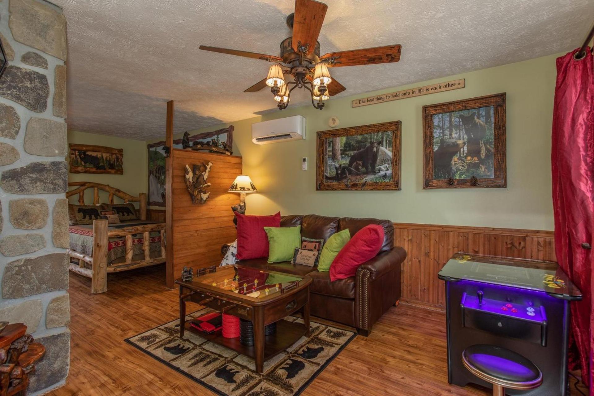 Bear Mountain Hollow-Free Dollywood Ticket- Cozy Cabin With A Hot Tub, Arcade & Deck Close To Town 鸽子谷 外观 照片